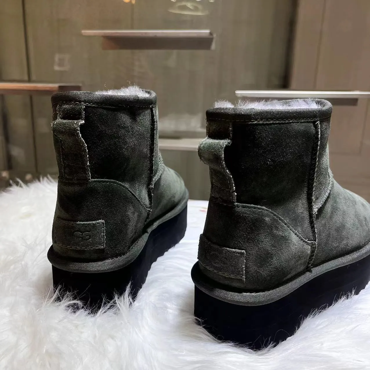 💰520 UGG sheepskin all-in-one snow boots. The official website synchronizes the new autumn and winter women's classic mini (thick sole) short snow boots 1134991, three-layer combination thick sole 5 cm, lightweight and non-slip, suede upper, 17 mm real wool lining, comfortable and casual, simple and fashionable! Color: Maroon Black Military Green Chocolate Size: 35-41